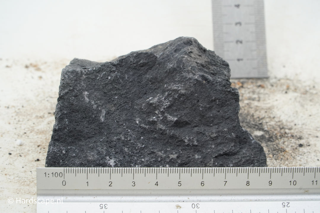 Black Lava Rock S375 - Hardscape.nl