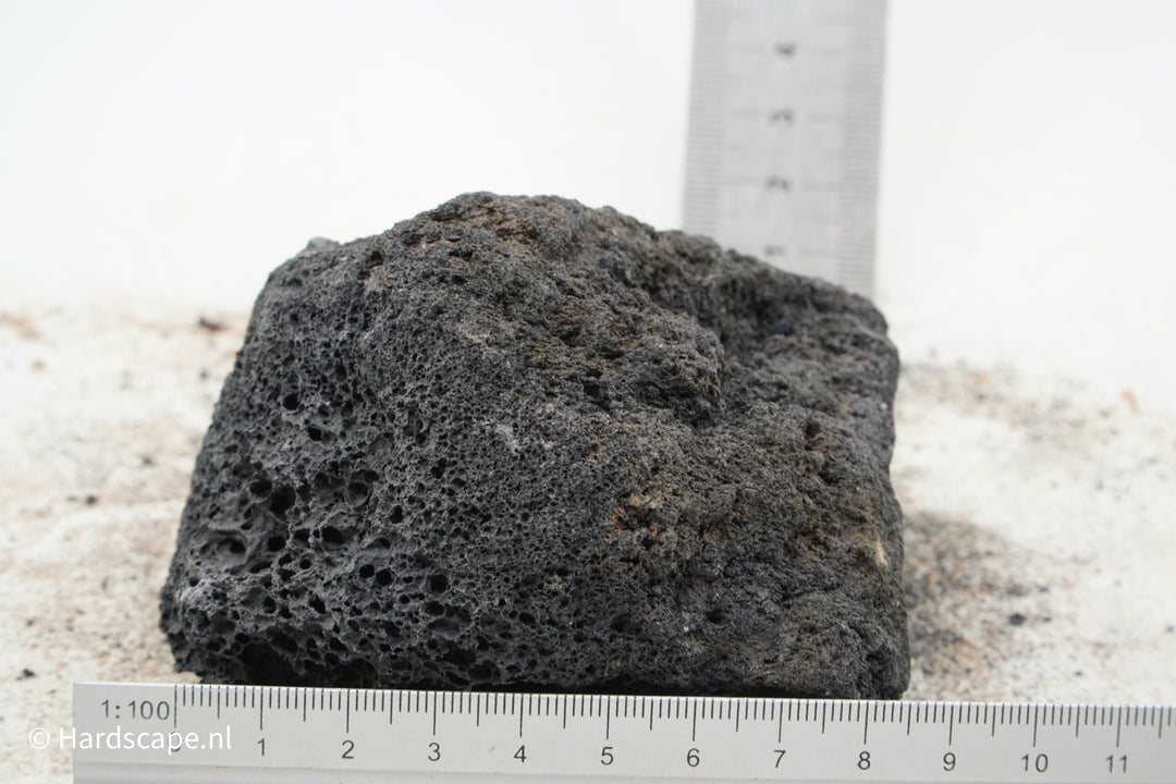 Black Lava Rock S376 - Hardscape.nl
