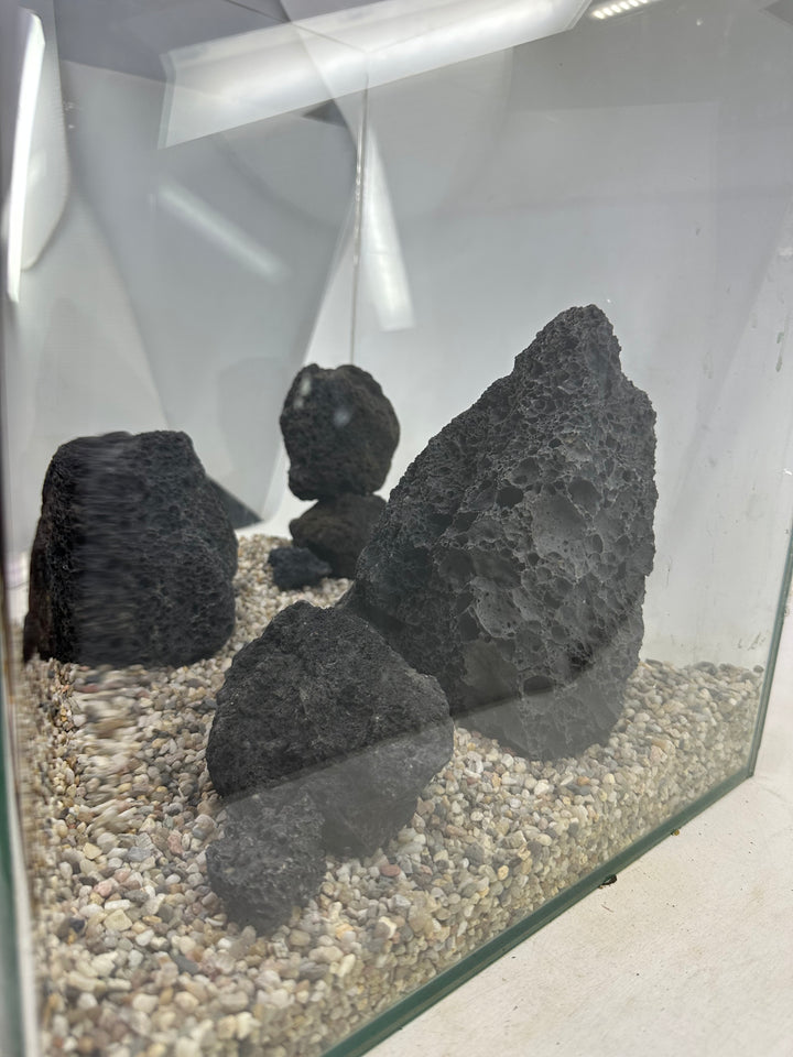 Black lavarock scape - Hardscape.nl