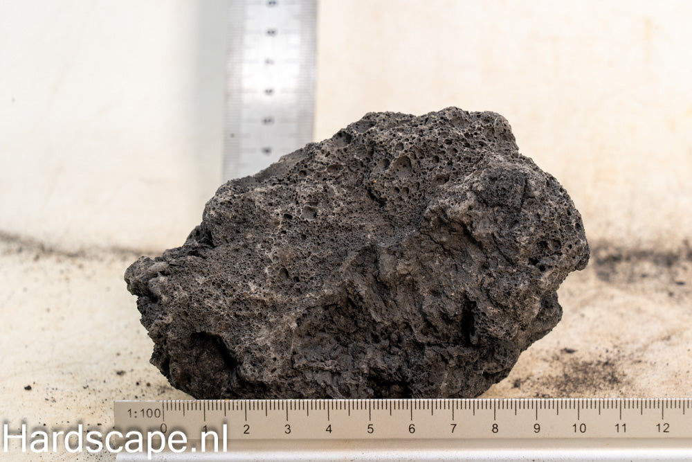 Black Lava Rock S485 - Hardscape.nl