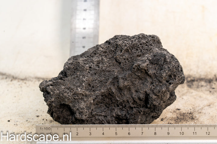 Black Lava Rock S485 - Hardscape.nl