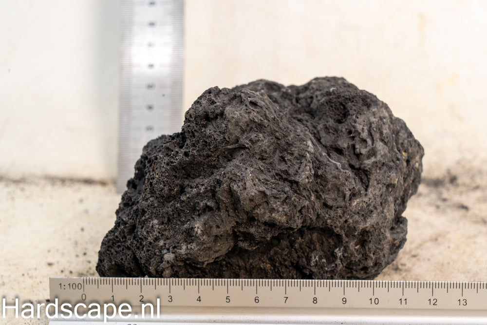 Black Lava Rock S486 - Hardscape.nl