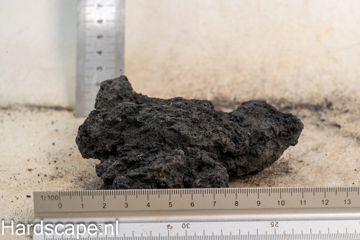 Black Lava Rock S487 - Hardscape.nl