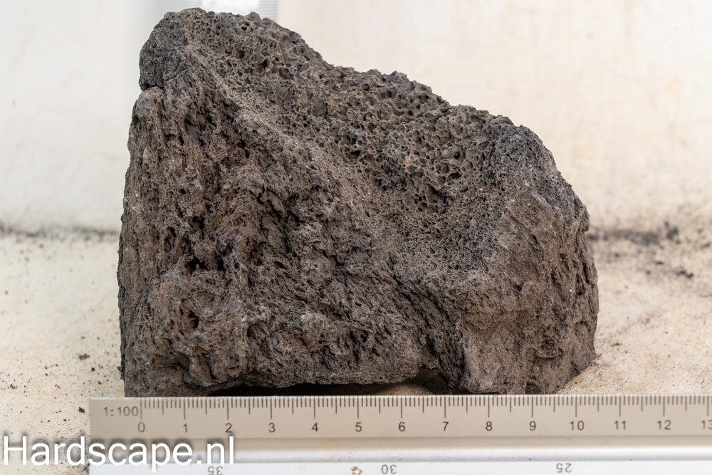 Black Lava Rock S488 - Hardscape.nl