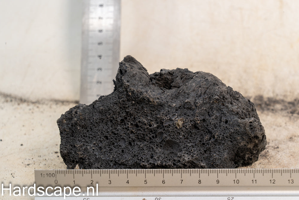 Black Lava Rock S492 - Hardscape.nl