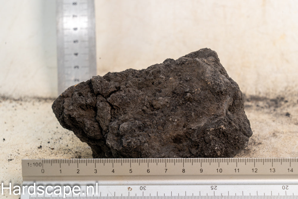 Black Lava Rock S495 - Hardscape.nl