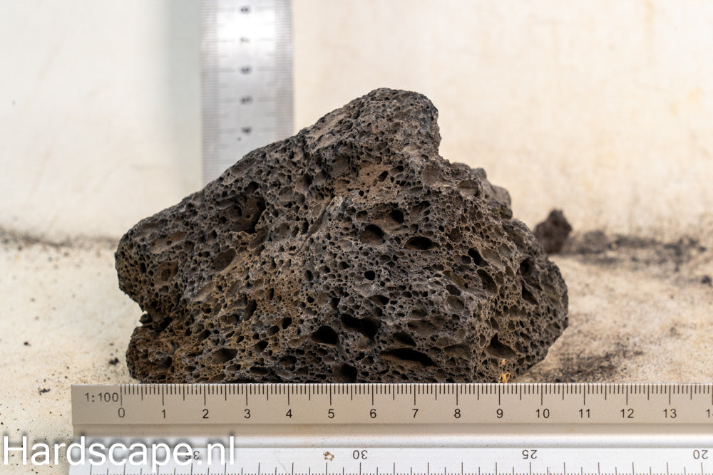 Black Lava Rock S496 - Hardscape.nl