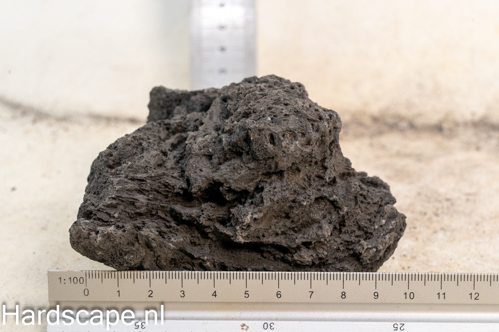 Black Lava Rock S468 - Hardscape.nl