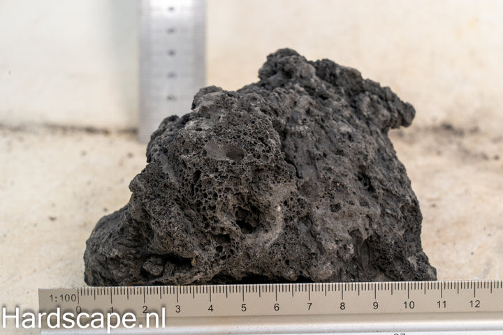 Black Lava Rock S469 - Hardscape.nl