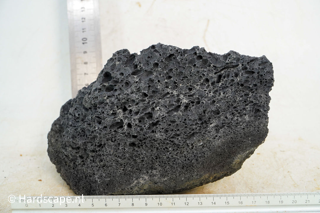 Black Lava Rock M190 - Hardscape.nl