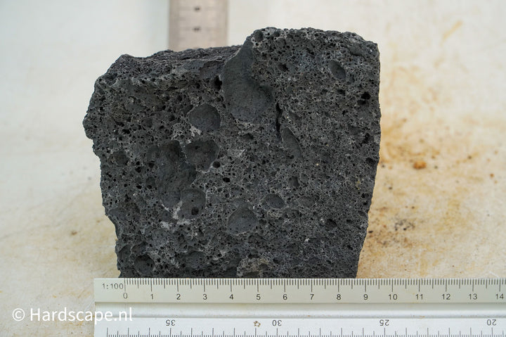 Black Lava Rock M192 - Hardscape.nl