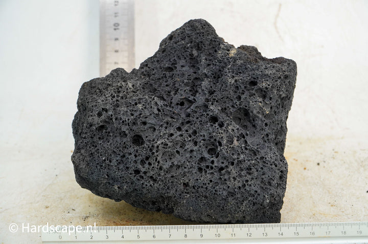 Black Lava Rock M194 - Hardscape.nl