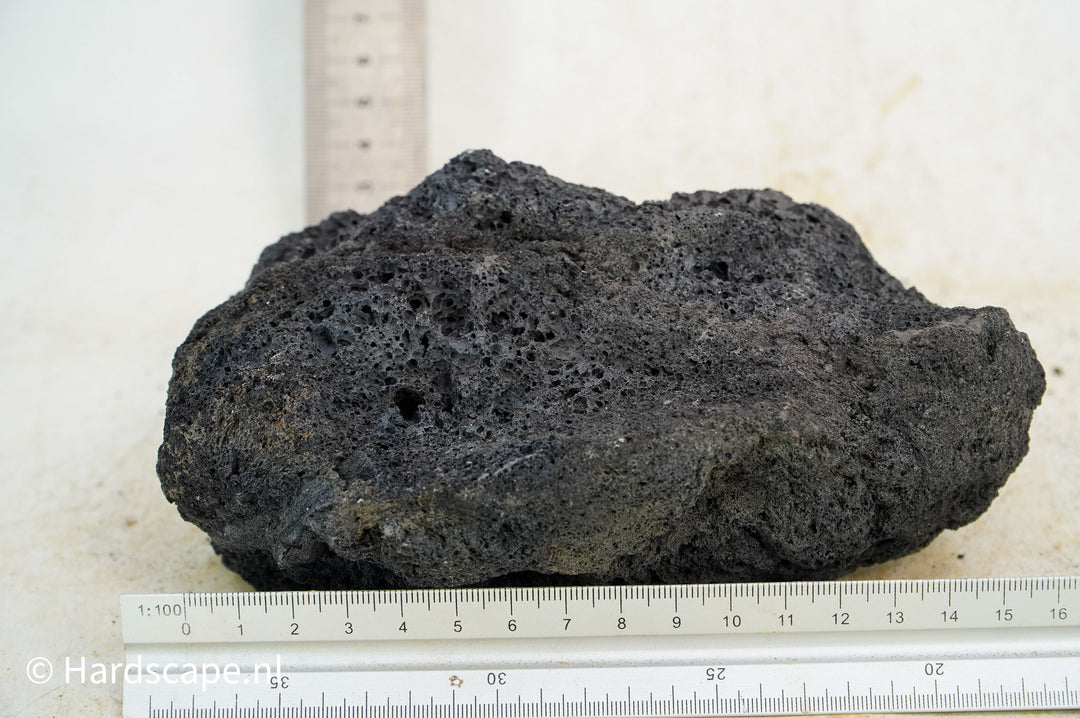 Black Lava Rock M195 - Hardscape.nl