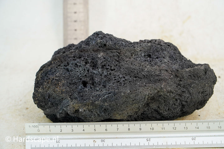 Black Lava Rock M195 - Hardscape.nl