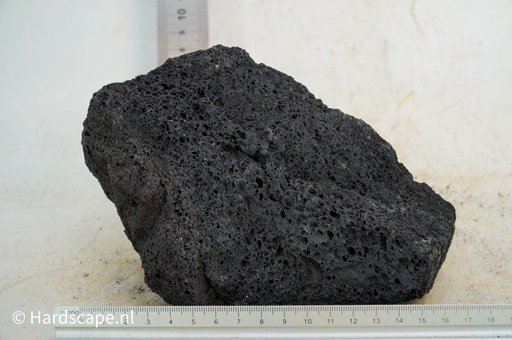 Black Lava Rock M197 - Hardscape.nl