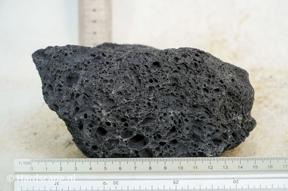 Black Lava Rock M198 - Hardscape.nl