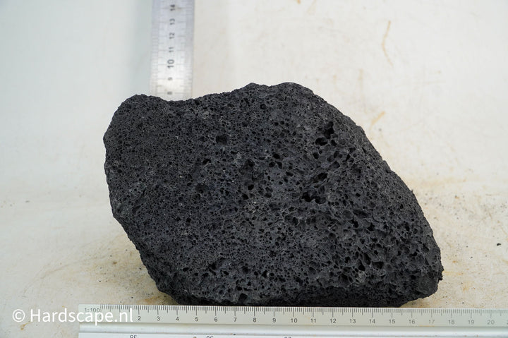 Black Lava Rock M199 - Hardscape.nl
