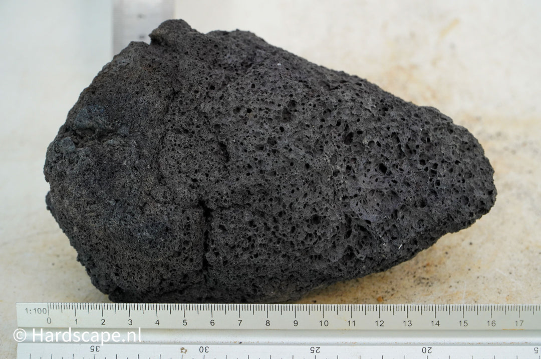 Black Lava Rock M200 - Hardscape.nl