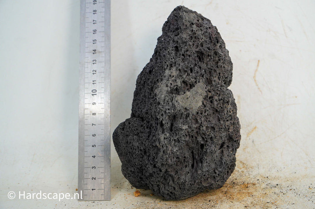 Black Lava Rock M200 - Hardscape.nl