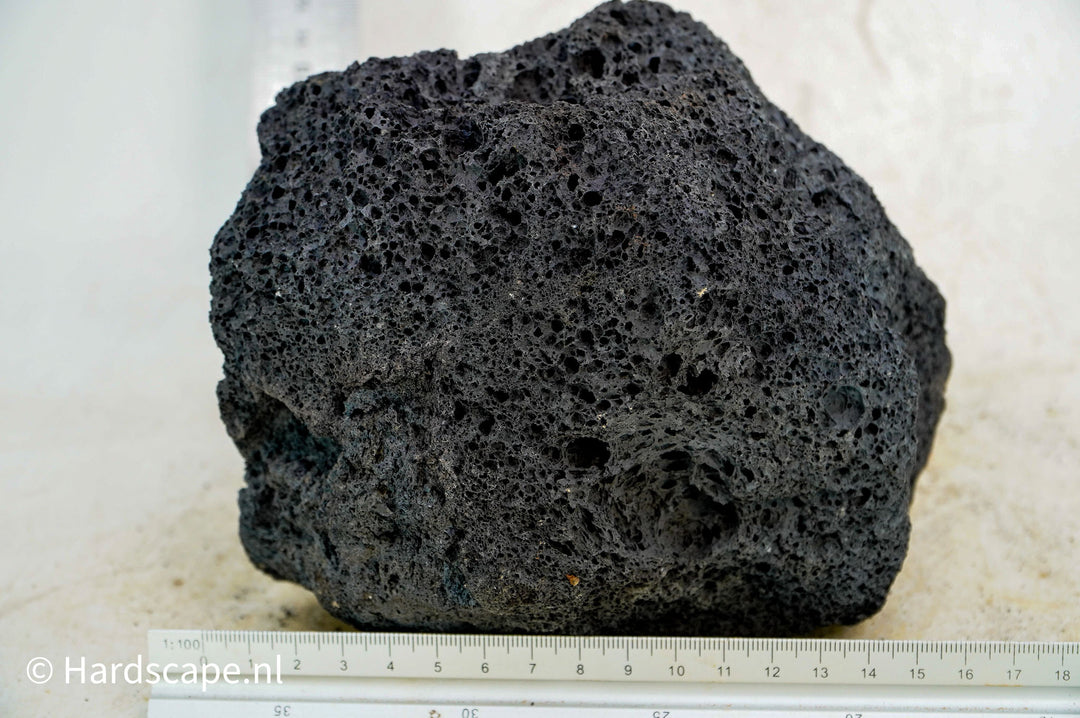 Black Lava Rock M201 - Hardscape.nl