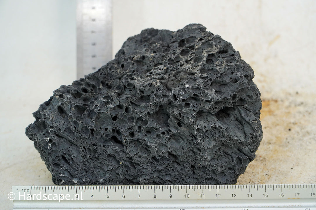 Black Lava Rock M203 - Hardscape.nl