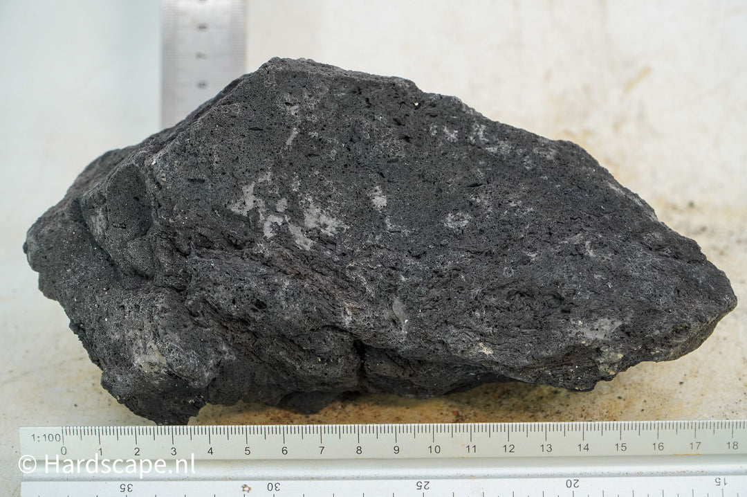 Black Lava Rock M204 - Hardscape.nl