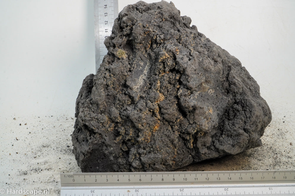 Black Lava Rock XL100 - Hardscape.nl