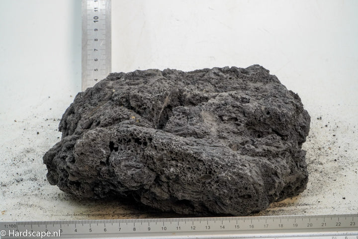 Black Lava Rock XL103 - Hardscape.nl