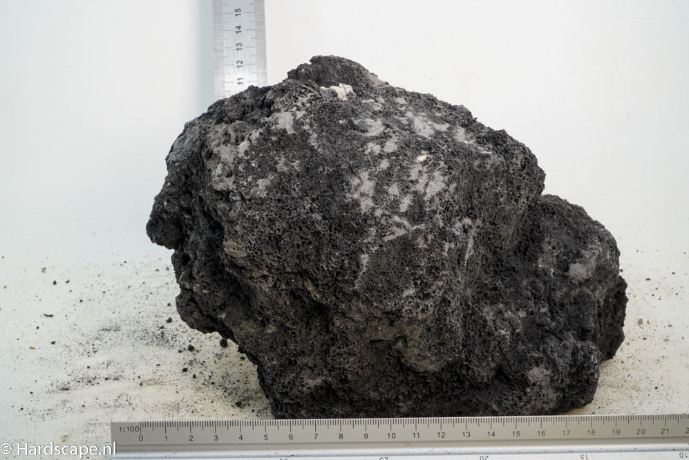 Black Lava Rock XL98 - Hardscape.nl