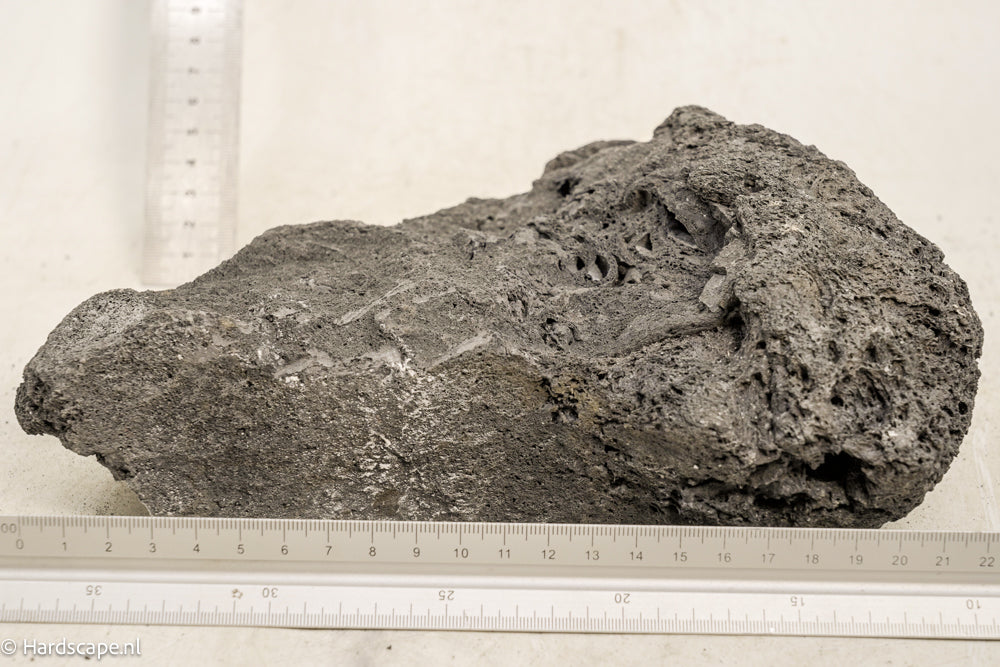 Black Lava Rock L123 - Hardscape.nl