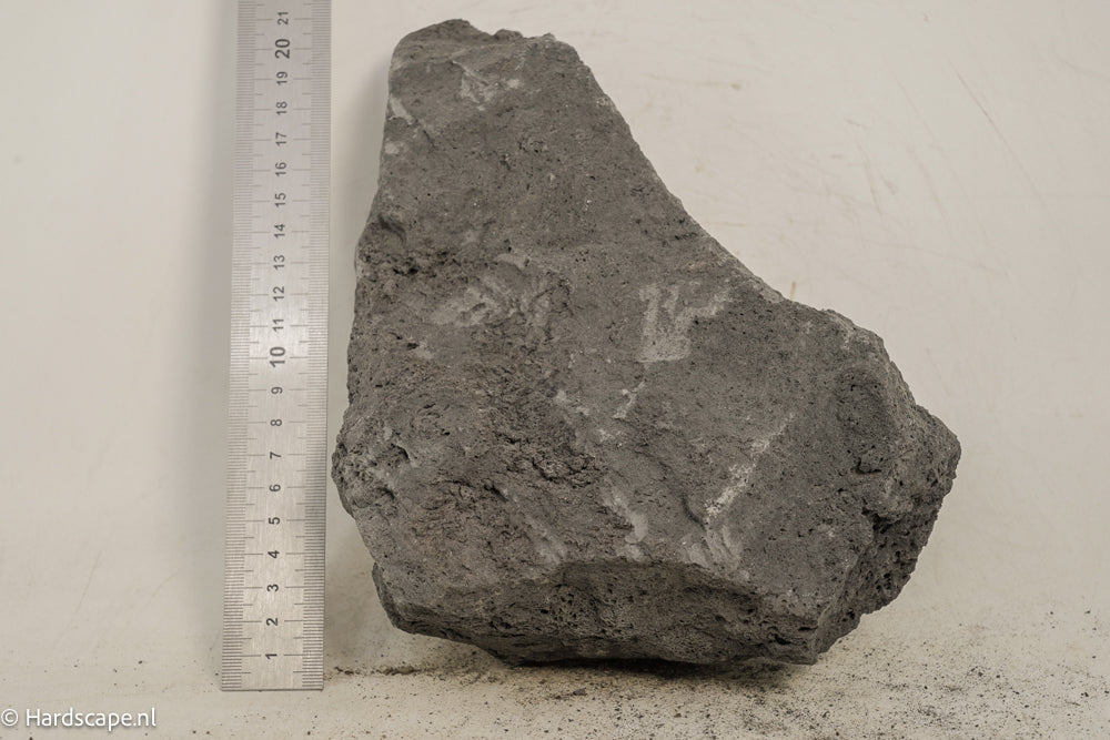 Black Lava Rock L123 - Hardscape.nl