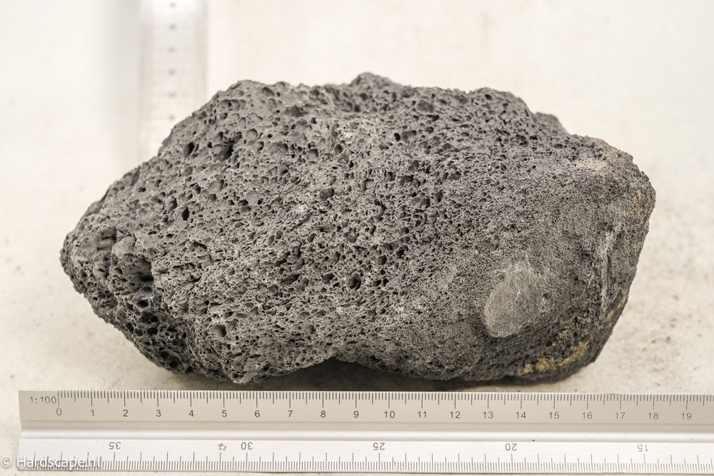 Black Lava Rock L124 - Hardscape.nl