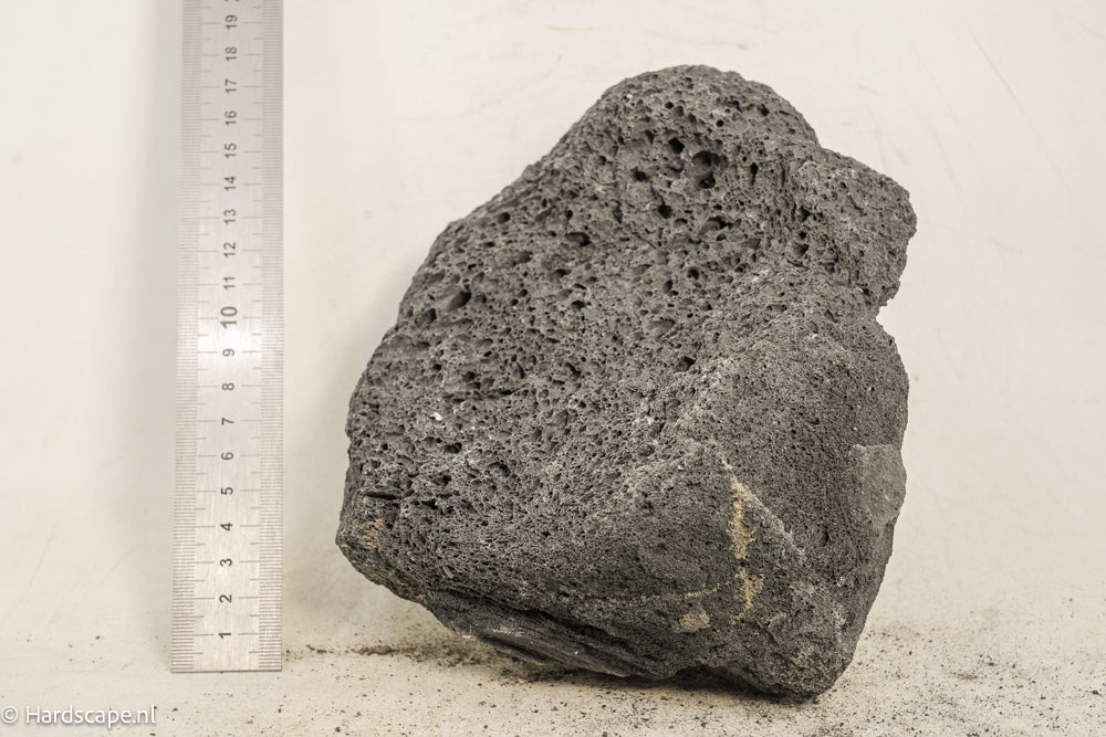Black Lava Rock L124 - Hardscape.nl