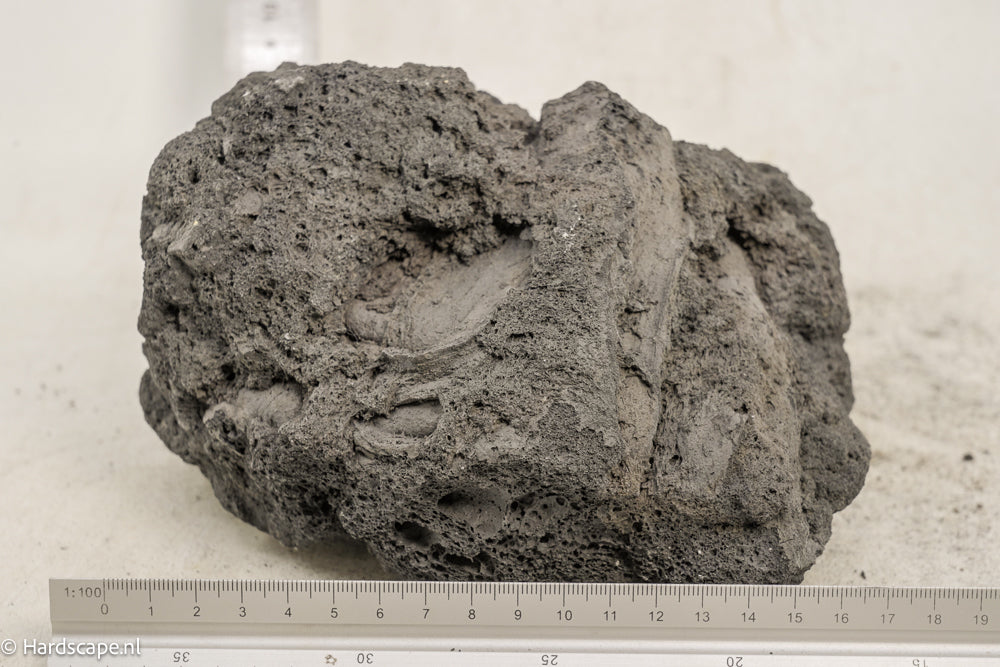 Black Lava Rock L125 - Hardscape.nl