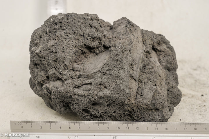 Black Lava Rock L125 - Hardscape.nl
