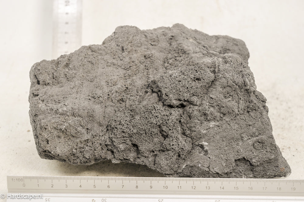 Black Lava Rock L122 - Hardscape.nl