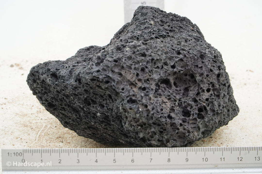 Black Lava Rock S355 - Hardscape.nl