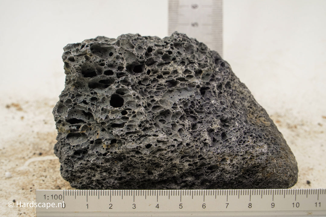 Black Lava Rock S366 - Hardscape.nl