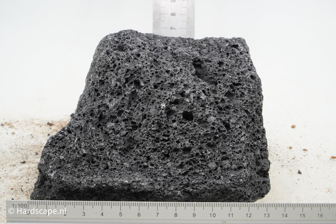 Black Lava Rock M157 - Hardscape.nl