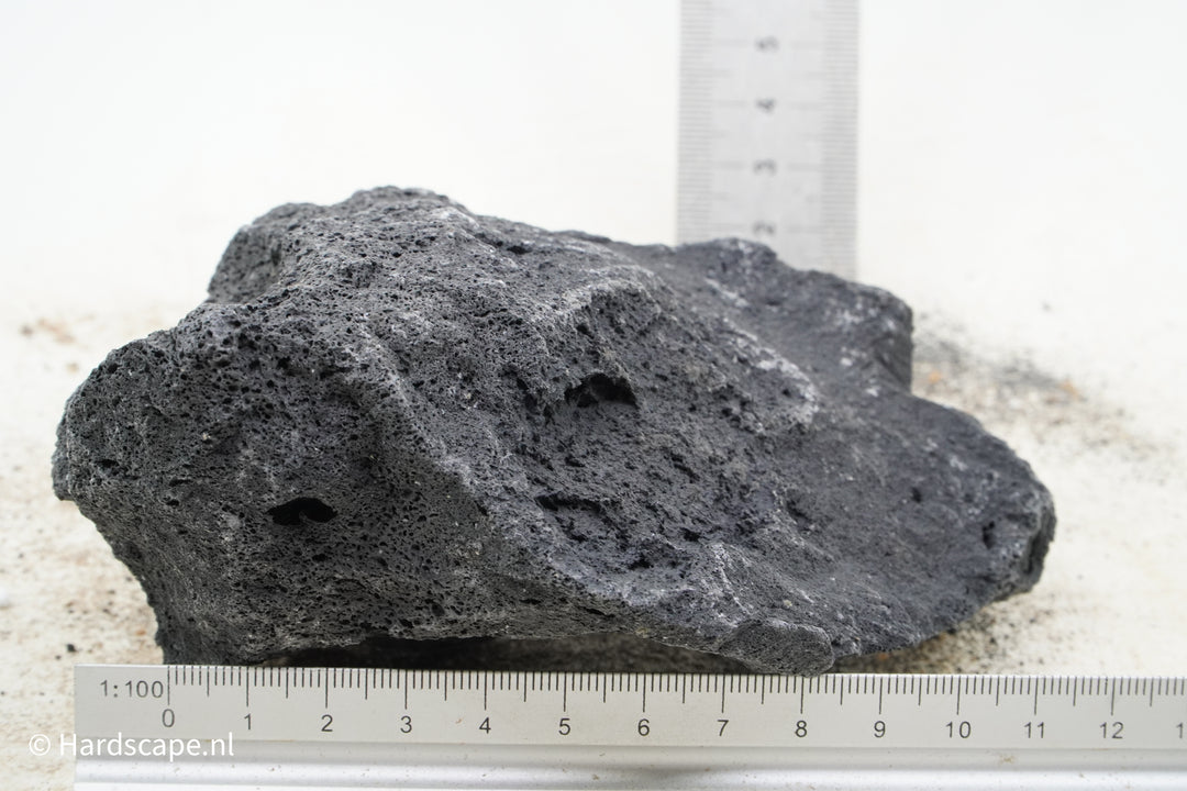 Black Lava Rock M158 - Hardscape.nl