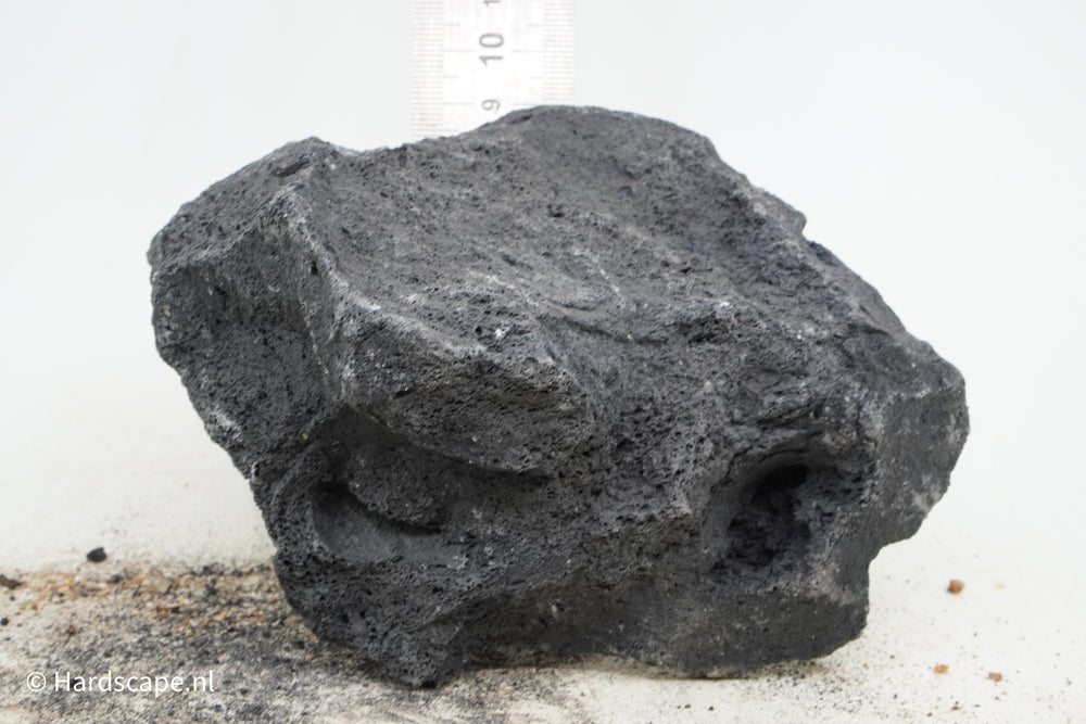Black Lava Rock M158 - Hardscape.nl