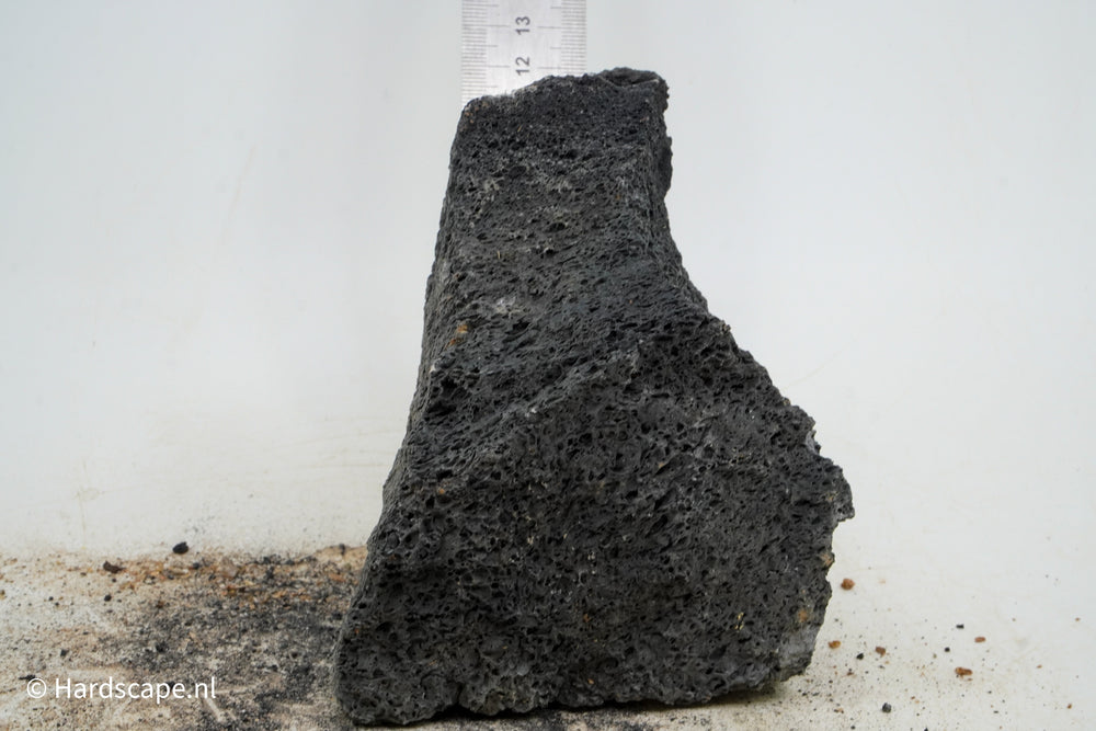 Black Lava Rock M159 - Hardscape.nl