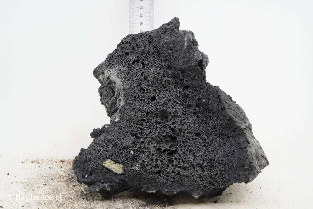 Black Lava Rock L80 - Hardscape.nl