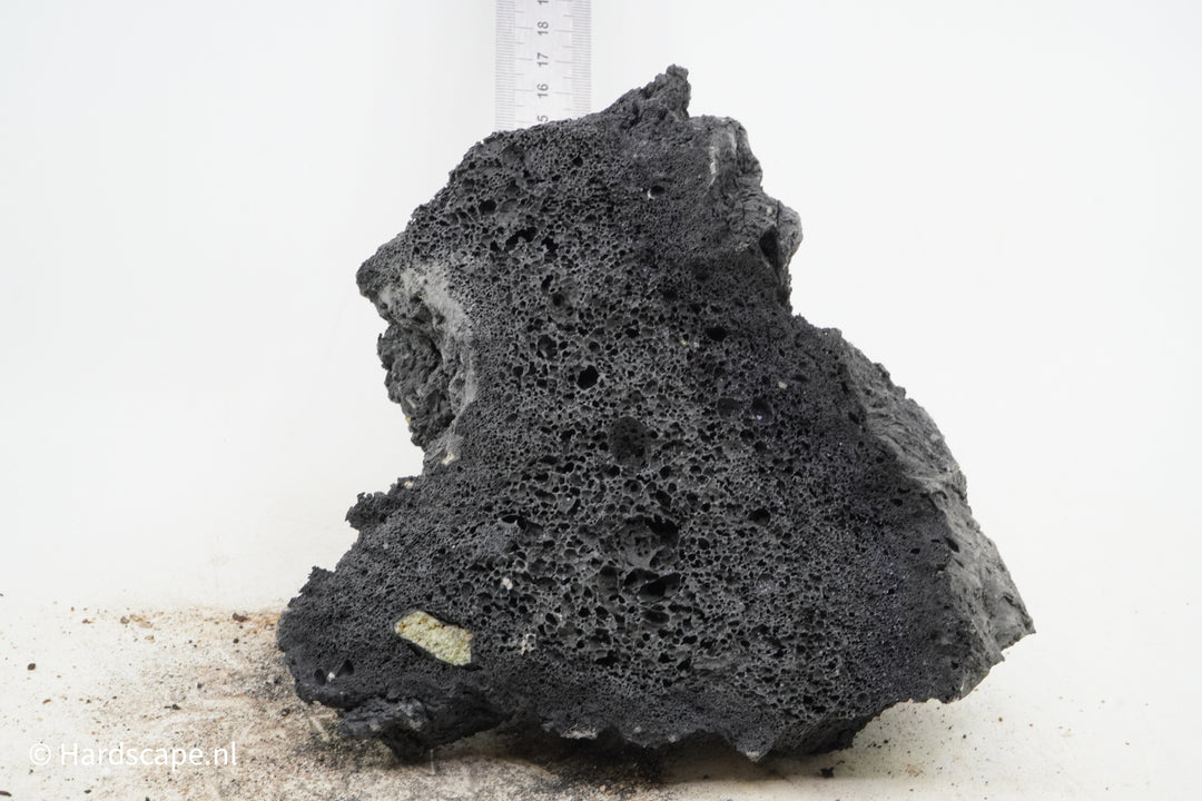Black Lava Rock L80 - Hardscape.nl