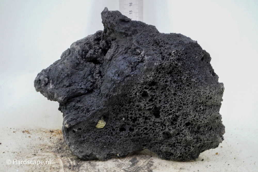 Black Lava Rock L82 - Hardscape.nl