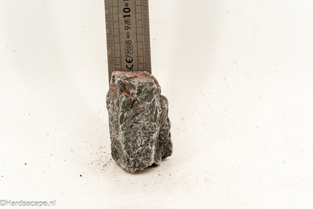 Kleine Dark Hell Stone S072 van Hardscape.nl met een donkere, rustieke textuur voor tuin- of tuinontwerp.