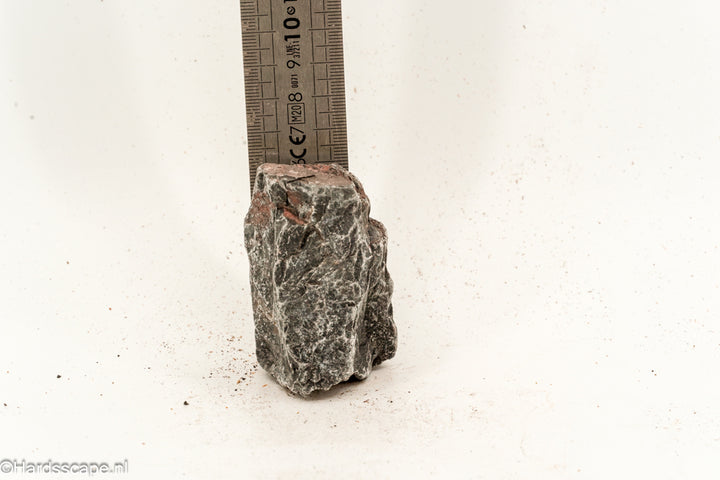 Kleine Dark Hell Stone S072 van Hardscape.nl met een donkere, rustieke textuur voor tuin- of tuinontwerp.
