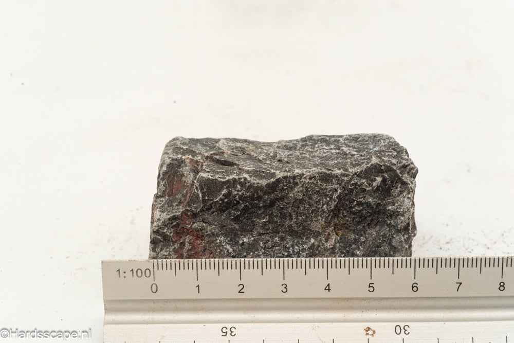 Kleine Dark Hell Stone S072 van Hardscape.nl met donkere, ruwe textuur voor tuin- en oeverdecoratie.