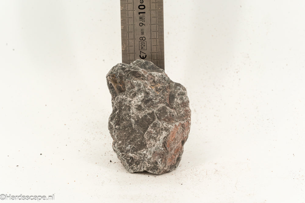 Kleine Dark Hell Stone S075 van Hardscape.nl met een donkere, ruwe textuur voor tuin- en bestratingsprojecten