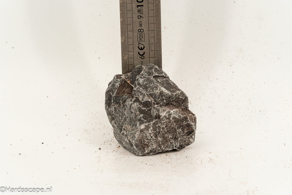 Kleine Dark Hell Stone S076 van Hardscape.nl met donkere, ruwe textuur voor tuin- en natuurprojecten.